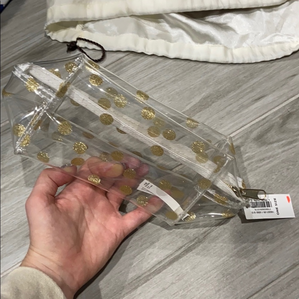 NWT MAKEUP CARRIER